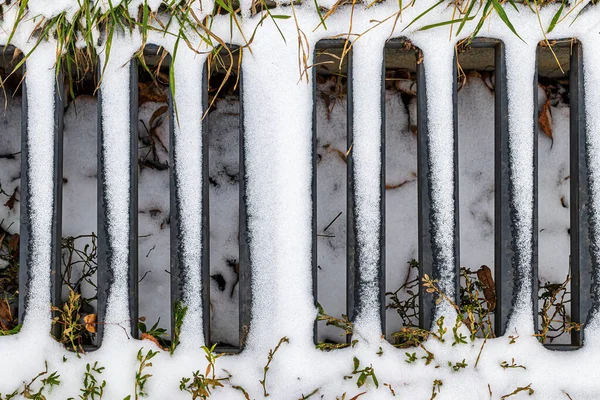 Zasněžená Kovová Mříž Zimní Počasí První Sněhová Koncepce — Stock fotografie