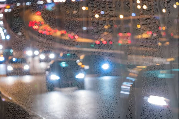 Homályos Mozgó Autók Fényszórókkal Lámpákkal Amelyek Éjszakai Város Nedves Aszfaltján — Stock Fotó