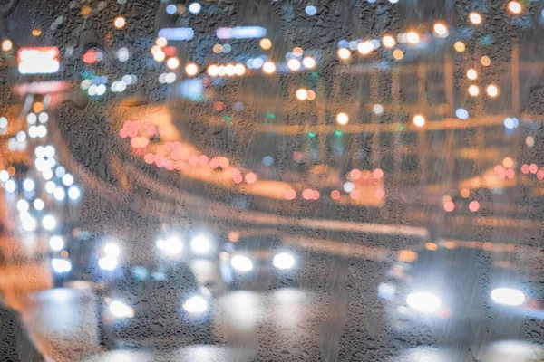 Homályos Mozgó Autók Fényszórókkal Lámpákkal Amelyek Éjszakai Város Nedves Aszfaltján — Stock Fotó