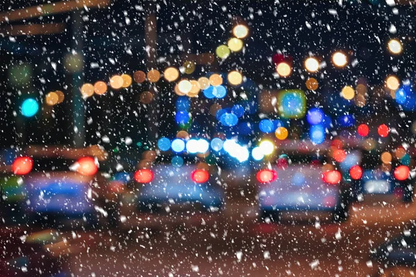 Vallende Sneeuw Achtergrond Van Auto Met Koplampen Aan Nachts Het — Stockfoto