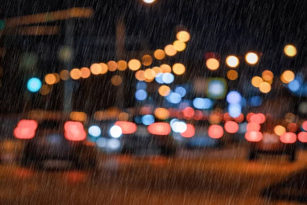 Mozgó Autók Lámpások Elmosódott Fényei Tükröződnek Éjszakai Város Nedves Aszfaltján — Stock Fotó