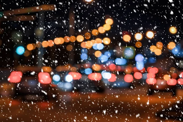 Vallende Sneeuw Achtergrond Van Auto Met Koplampen Aan Nachts Het — Stockfoto