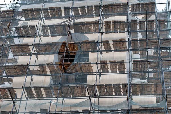 Scaffolding People Reconstruction Historic Building Cloudy Day — Stock Photo, Image