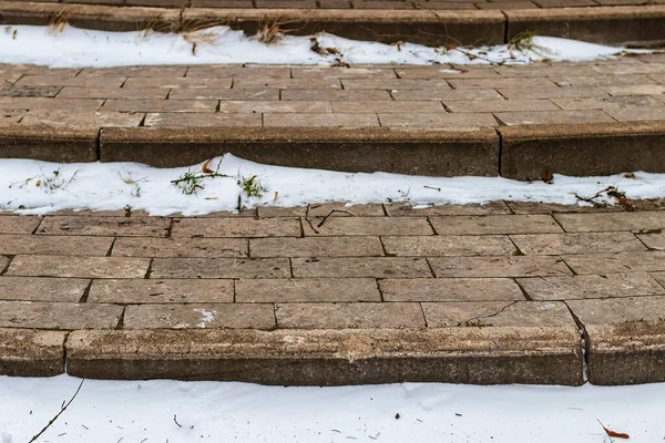 Dlažební Stezky Parku Pokryté Prvním Sněhem Zimě Zimní Počasí Nebo — Stock fotografie