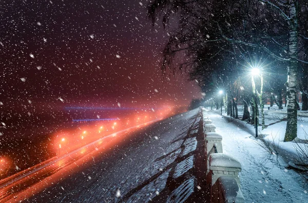 Parque Invierno Por Noche Con Linternas Brillantes Vista Carretera Con —  Fotos de Stock