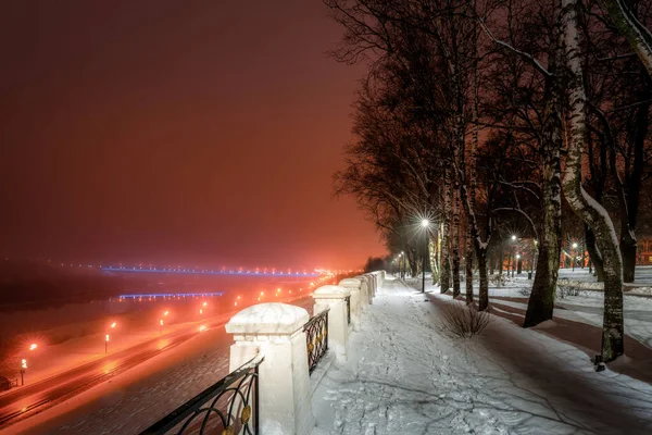Зимний Парк Ночью Светящимися Фонарями Вид Дорогу Автомобильным Движением Тротуар — стоковое фото