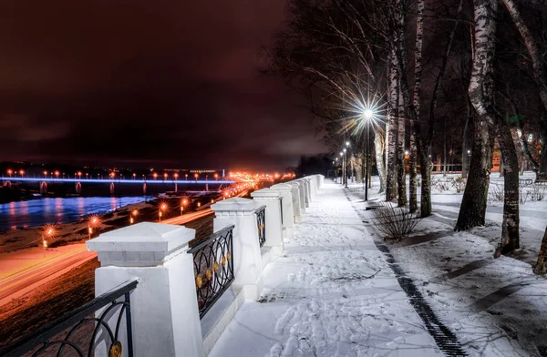 Winter Park Night Glowing Lanterns View Road Car Motion Pavement — Foto Stock