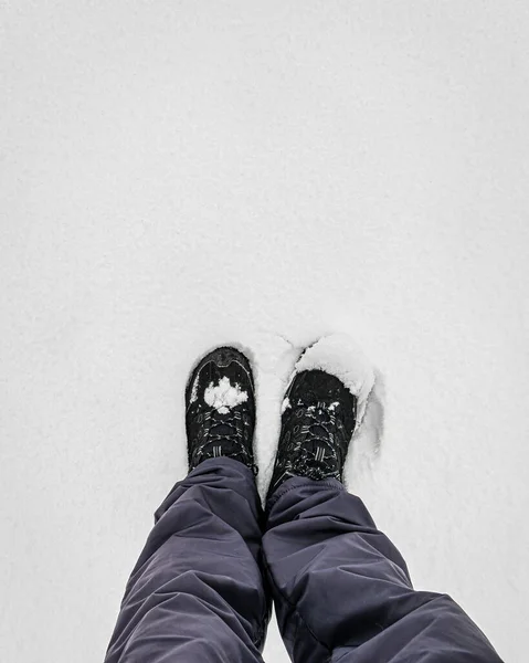 脚穿着远足靴在雪地里爬行 冬季在大自然中漫步的概念 — 图库照片