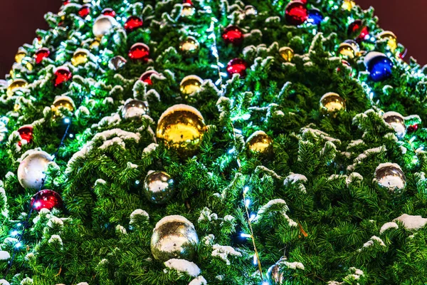 Świąteczne Kulki Świecące Girlandy Sztucznym Świerku Boże Narodzenie Abstrakcyjne Tło — Zdjęcie stockowe