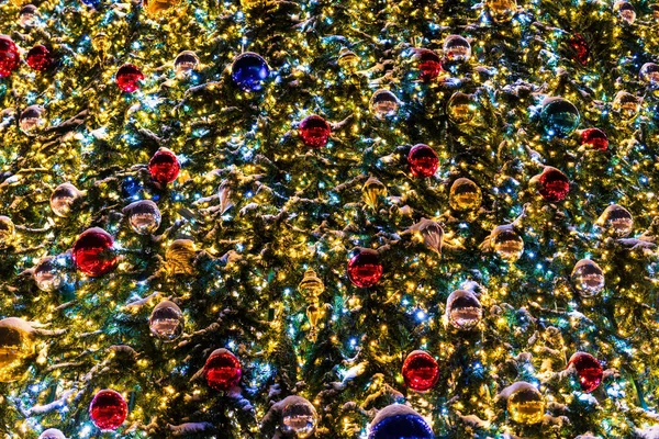 Karácsonyi Labdák Ragyogó Koszorúk Egy Mesterséges Lucfenyőn Xmas Elvont Háttér — Stock Fotó
