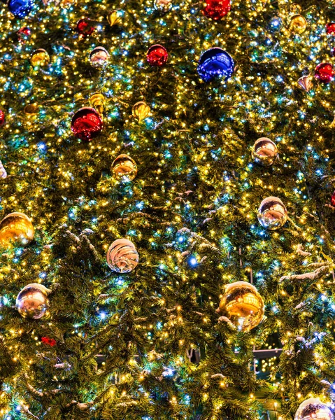 Bolas Natal Guirlandas Brilhantes Abeto Artificial Xmas Fundo Abstrato — Fotografia de Stock