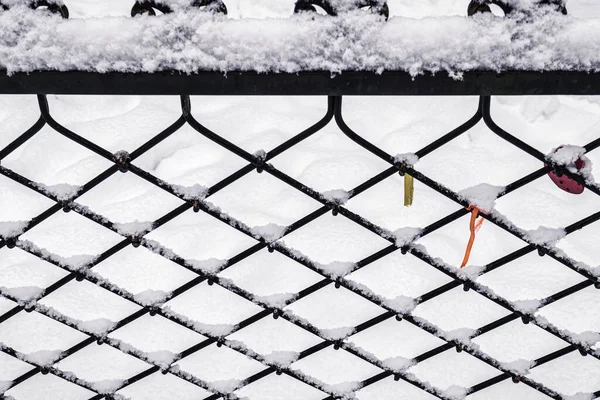 Fekete Fém Rács Télen Hóval Borítva Havazási Téli Időjárási Koncepció — Stock Fotó