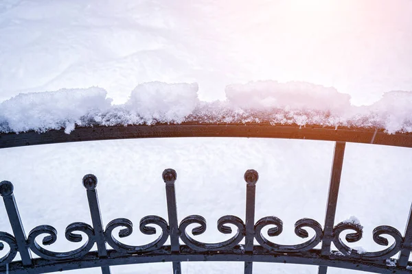 Schwarzes Metallgitter Mit Schnee Bedeckt Und Winter Von Der Sonne — Stockfoto