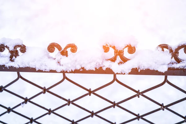 Černý Kovový Rošt Pokrytý Sněhem Zimě Zalitý Sluncem Koncept Sněžení — Stock fotografie