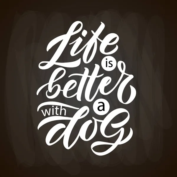 Mão esboçado citação inspiradora A vida é melhor com um cão. Citação motivacional desenhada à mão cartão postal, cartão, folheto, banner, modelo de cartaz. Cão inspirador citar tipografia lettering. Vetor — Vetor de Stock