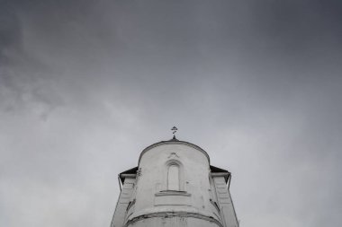 Kutsal Trinity Kilisesi, Krasnoyarsk Bölgesi, gri gökyüzünün altında.