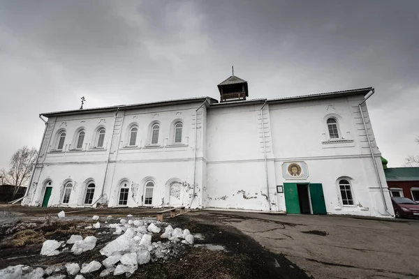 İlkbaharda endişe verici gri gökyüzü altındaki Ortodoks Kilisesi