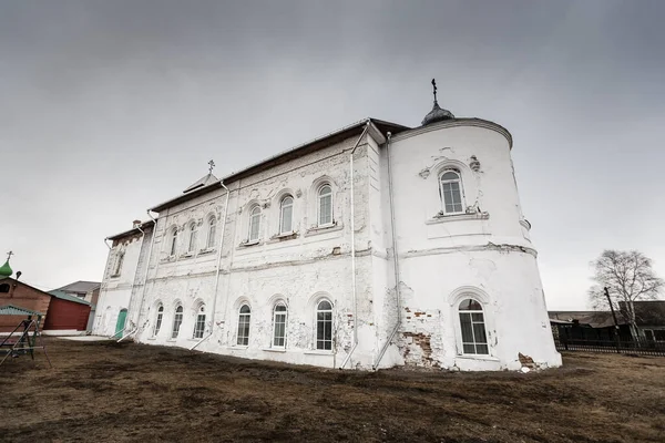 Mart ayında gri, rahatsız edici bir gökyüzü altında Ortodoks Kilisesi