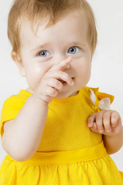 Hafif bir arka plan üzerinde sarı elbiseli küçük kız