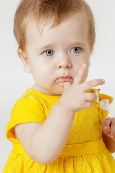 Sarı elbiseli küçük kız