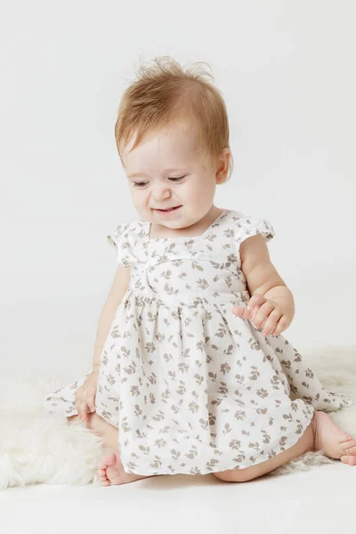 Kislány egy könnyű ruha egy könnyű háttér — Stock Fotó
