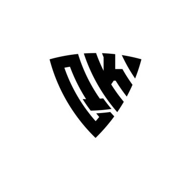 Beyaz arkaplanda izole edilmiş üçgen kalkan biçimi tasarımlı QK Monogram logo harfi. Üçgen monogram logosu, kalkan monogramı, üçgen kalkan harfi..