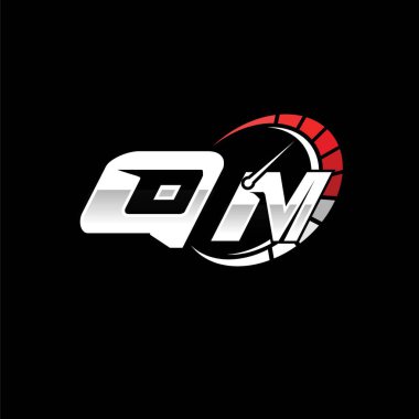 Siyah arkaplan içinde hız ölçer stili tasarımı olan QM logosu. Yarış hız logosu harfi, hız ölçer monogram tasarımı.