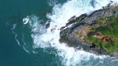 Dalgaların hava görüntüsü kayalara çarpıyor mavi okyanus dalgaları güzel deniz manzaralı insansız hava aracı 4k 'ye çarpıyor inanılmaz deniz manzarası insansız hava aracı kamerasından yüksek kaliteli görüntüler.