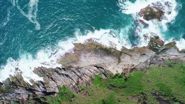 Aerial View Waves Break Rocks Stones Blue Ocean Sea Waves — Stock video