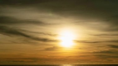 Gün batımı ya da gün doğumu bulutları Timelapse dramatik gün batımı manzarası büyük bina bulutları doğal renkli gökyüzü dijital sinema kompozisyonu için inanılmaz doğanın güzel zaman arkaplanı