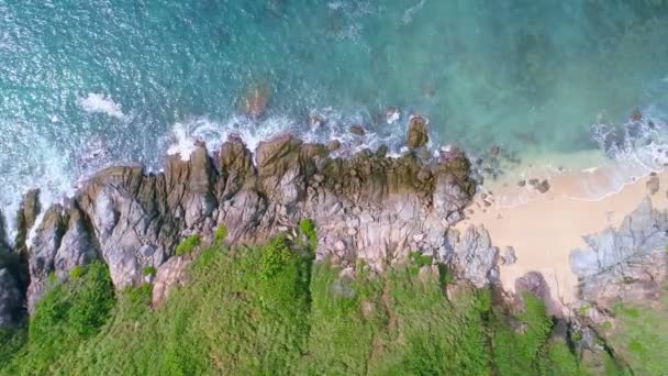 Aerial View Waves Break Rocks Stones Blue Ocean Sea Waves — Stock Video