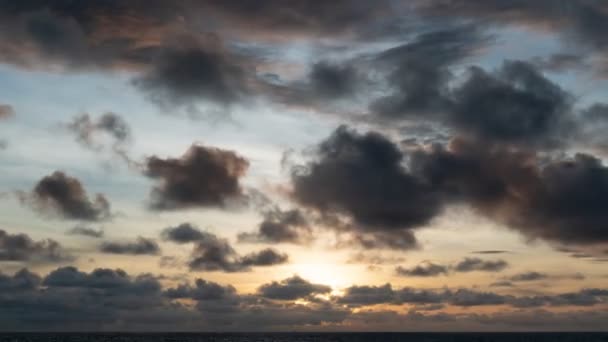 Сонячний Захід Або Схід Хмар Темелапс Драматичний Захід Великими Будівлями — стокове відео
