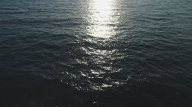 Karadeniz deniz yüzeyinin arkaplanı. Hava manzarası. Akşamları karanlık açık deniz. Gün batımında ya da gün doğumunda.