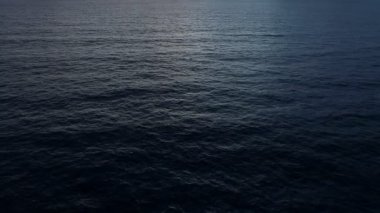 Karadeniz deniz yüzeyinin arkaplanı. Hava manzarası. Akşamları karanlık açık deniz. Gün batımında ya da gün doğumunda.