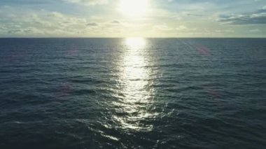 Yaz mevsiminde güzel Açık Deniz beyaz bulutlar ve İHA hava görüntüsünden mavi gökyüzü görüntüleri inanılmaz deniz dinamik video sahnesi doğa