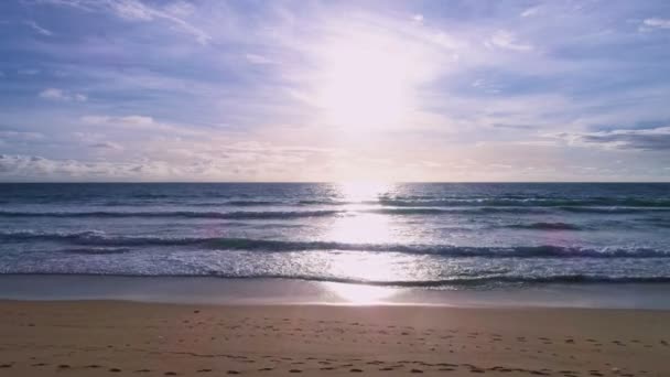 空中风景美丽的景色美丽的日落或日出在海面上美丽的波浪迷人的光金色的天空日落电影拍摄动态镜头美丽的自然光海景 — 图库视频影像