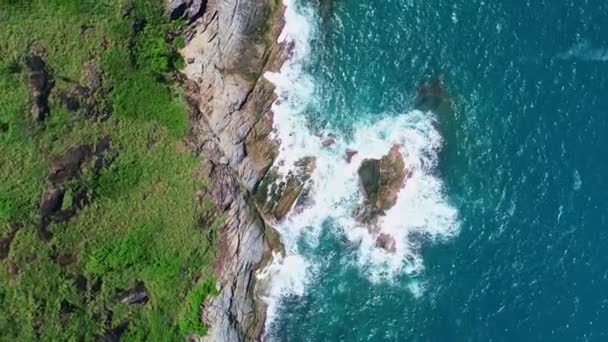 在泰国普吉岛 惊人的巨浪在岩石悬崖上冲撞 浪花飞溅 浪花斑斑 浪花斑斑 美丽的海滨顶级风景 高品质的无人驾驶相机拍到了海滨美景 — 图库视频影像