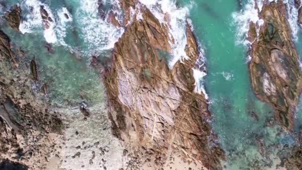 海の波の空中ビューショットが海岸線をクラッシュプーケット島に位置夏の季節に素晴らしい海の表面タイプーケットアンダマン海を旅行する美しい目的地 — ストック動画