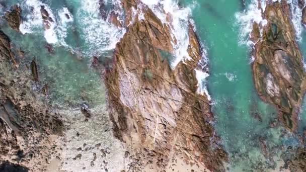 Vista Aerea Colpo Onde Oceaniche Schiantarsi Costa Incredibile Superficie Del — Video Stock