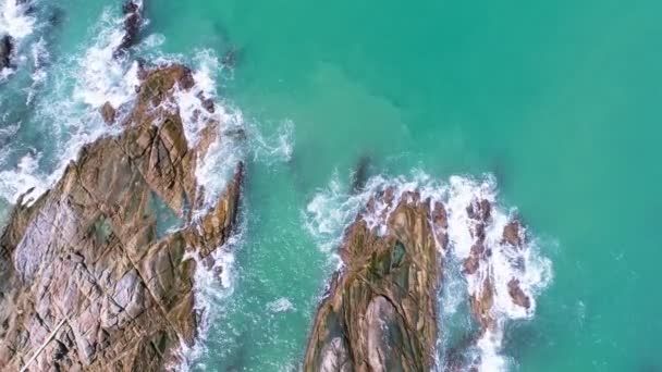 Aerial View Shot Ocean Waves Crash Coast Niesamowita Powierzchnia Morza — Wideo stockowe