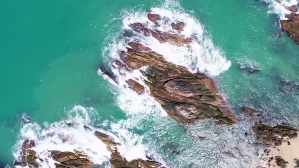Вид Воздуха Океанские Волны Разбивающиеся Береговой Линии Удивительная Поверхность Моря — стоковое видео