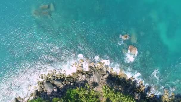 Vue Aérienne Des Vagues Brisent Sur Les Rochers Pierres Dans — Video