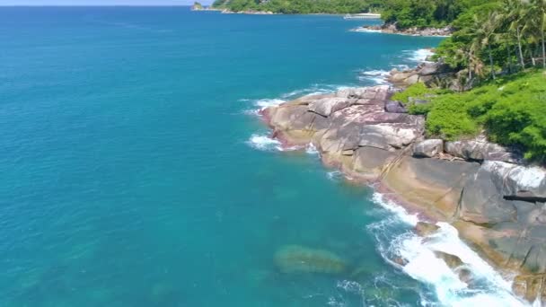 Vista Aérea Las Olas Rompen Las Rocas Piedras Isla Phuket — Vídeos de Stock