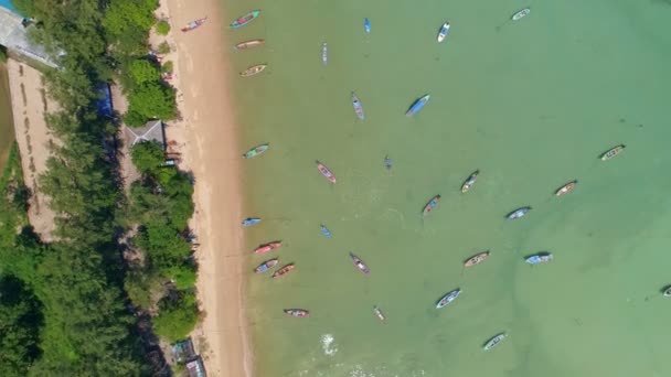 令人惊奇的空中俯瞰泰国拉瓦伊海滩热带海洋中的长尾渔船美丽的海洋无人驾驶相机拍摄的高质量视频 — 图库视频影像