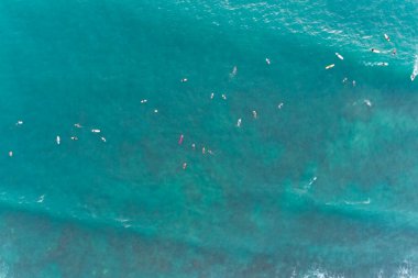 İnanılmaz hava manzarası. Dalgaların tepesi tropikal deniz sörfçüleri üzerinde kırılıyor. Sörf tahtalarıyla..