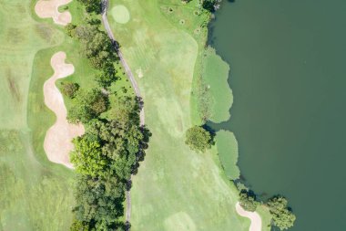 Güzel yeşil golf sahasının insansız hava görüntüsü ve spor arka planı ve seyahat için aşağı yeşil görüntü Phuket Tayland 'da inanılmaz manzara.