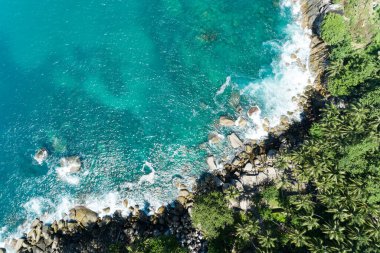 Yaz mevsiminde Phuket Tayland 'daki muhteşem deniz manzarası ve açık deniz manzarası Doğa Çevre ve Seyahat arka planını kurtardı..