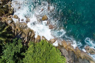 Phuket Tayland 'daki inanılmaz deniz manzarası yaz mevsiminde deniz manzaralı deniz kıyısına çarpan güzel dalga Doğa Çevre ve Seyahat arka planını kurtardı..