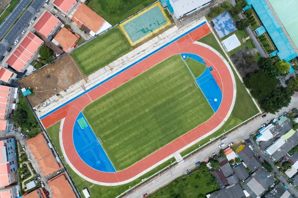 Légi Kilátás Üres Focipálya Felülről Futópályák Körülötte Csodálatos Kis Stadion — Stock Fotó