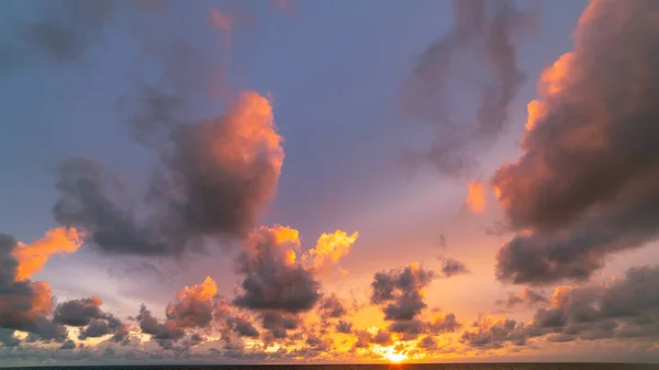 Marina Incrível Com Nuvens Pôr Sol Sobre Mar Com Céu — Fotografia de Stock